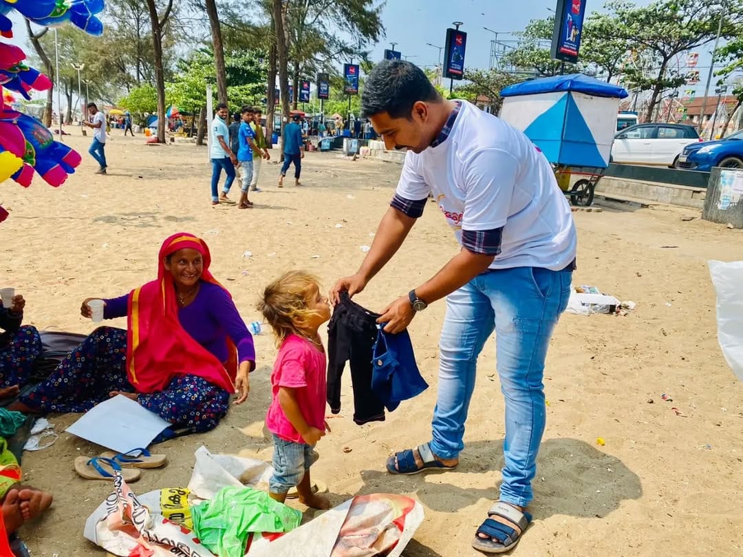 15 volunteers distributed dresses to 25 street dwellers in Kozhikode