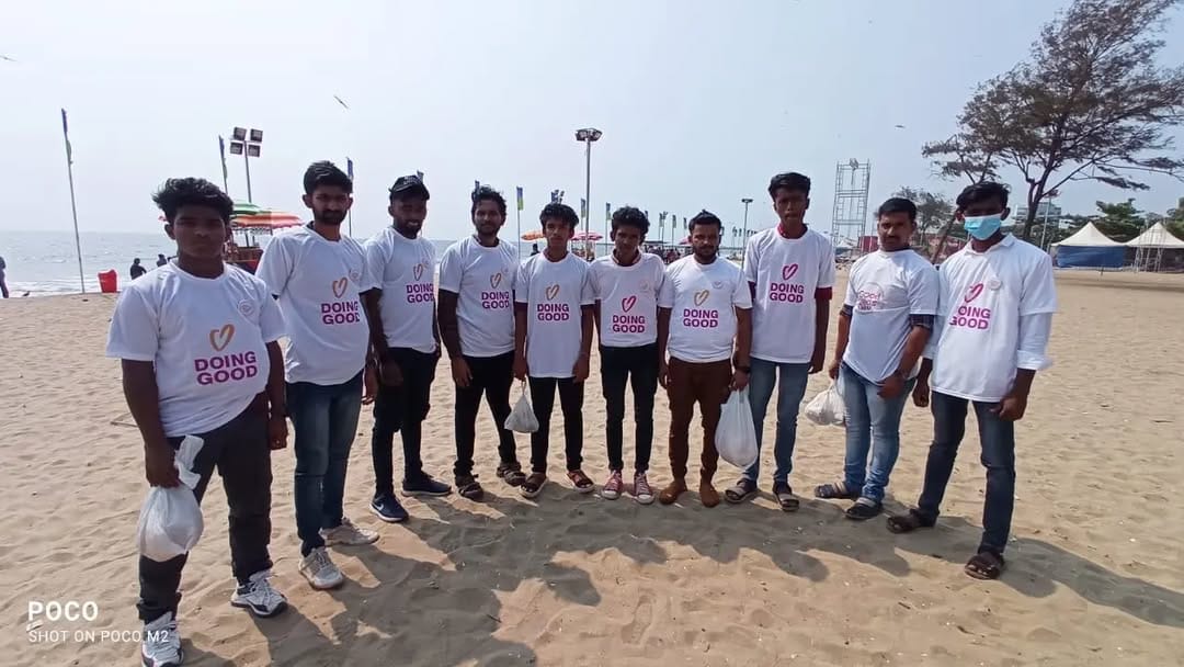 15 volunteers distributed meals to 25 street dwellers in Kozhikode