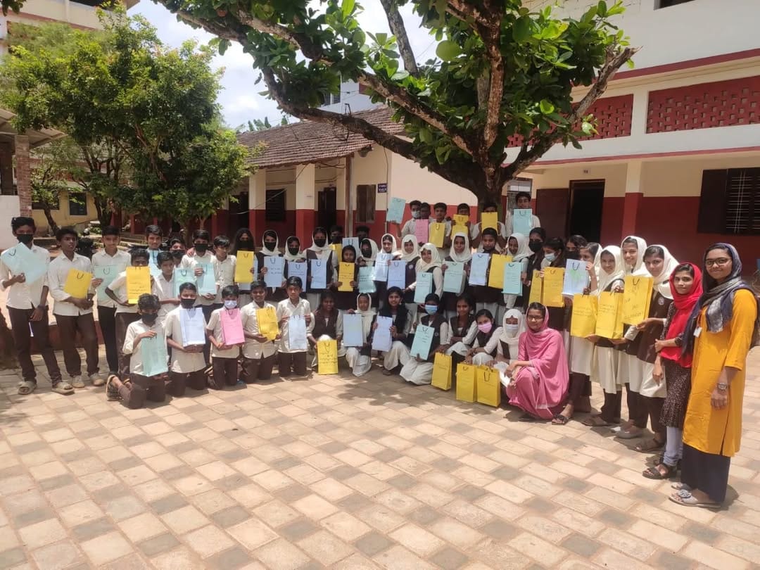 55 volunteers created 55 paper bags to raise awareness about plastic pollution in Palakkad.
