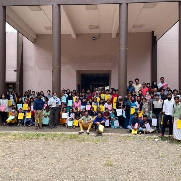 154 volunteers created 154 paper bags to raise awareness about plastic pollution in Malappuram.