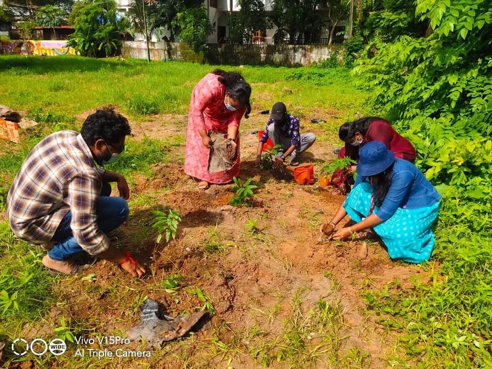 5 volunteers planted 25 trees to create climate awareness among 25 school students in Kollam