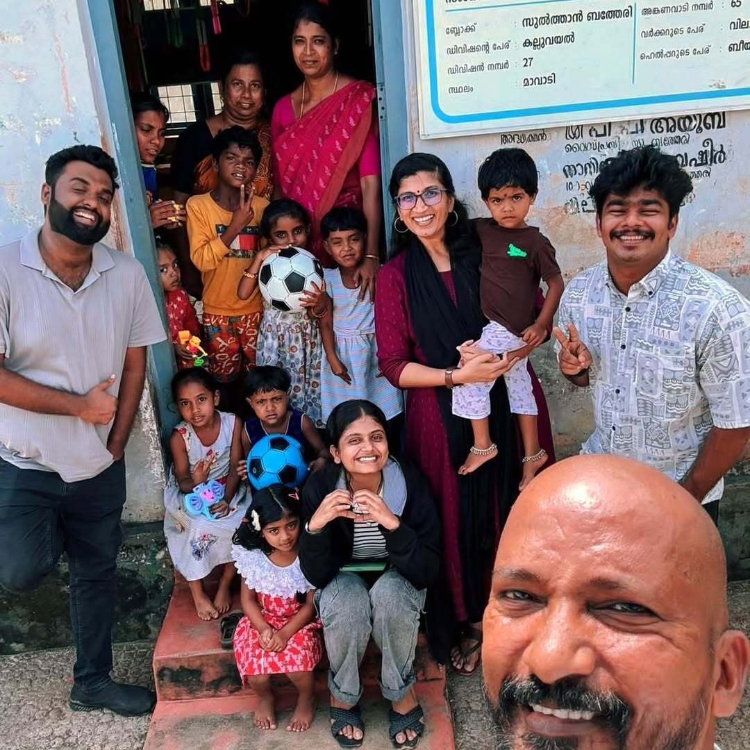 5 volunteers distributed educational kit to 100 school students in Wayanad.