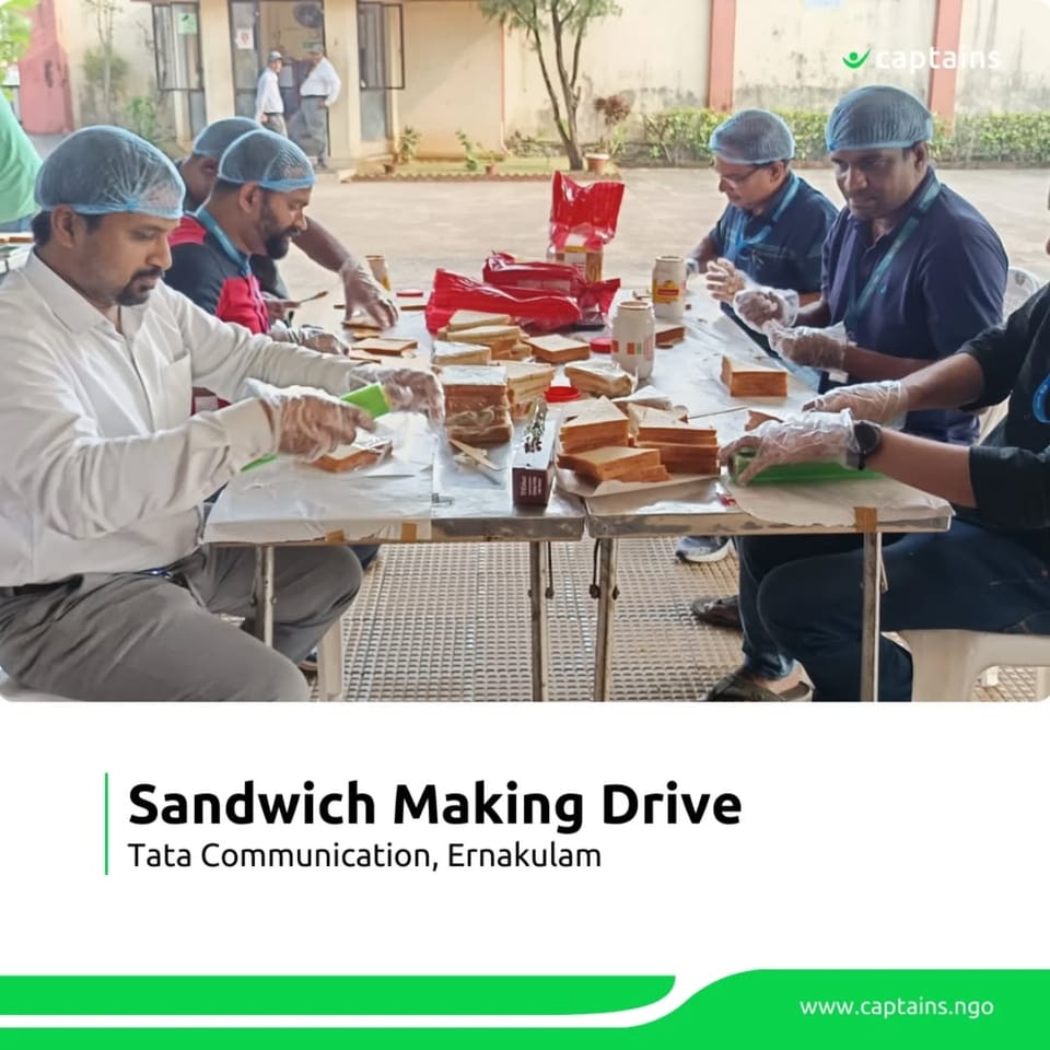 20 volunteers created sandwichs to be distributed to 250 street dwellers in Ernakulam