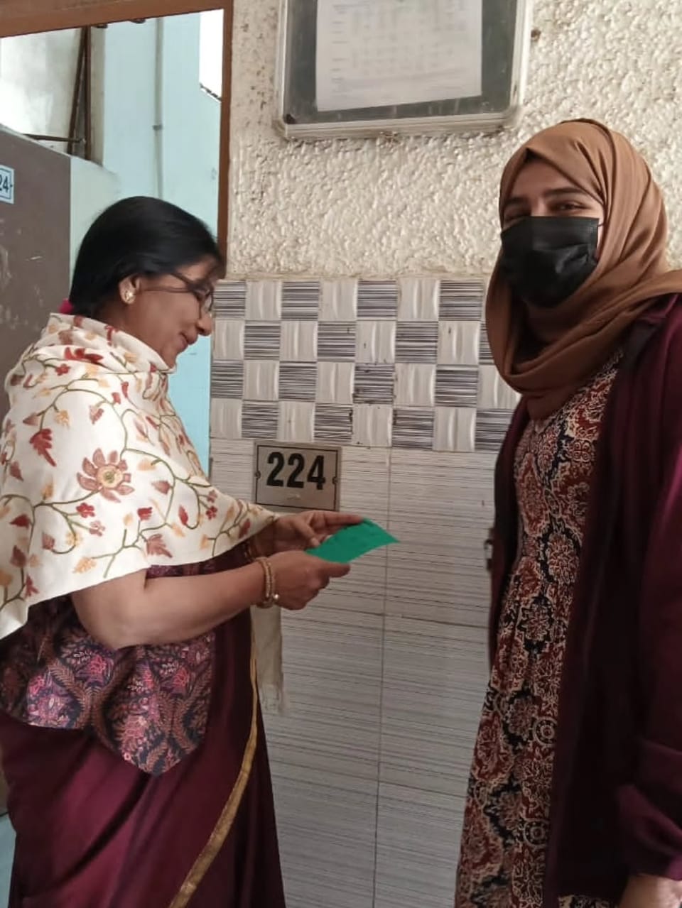 1 volunteer gifted a handmade greeting card to appreciate her favourite teacher at Rajdhani College, Delhi University.